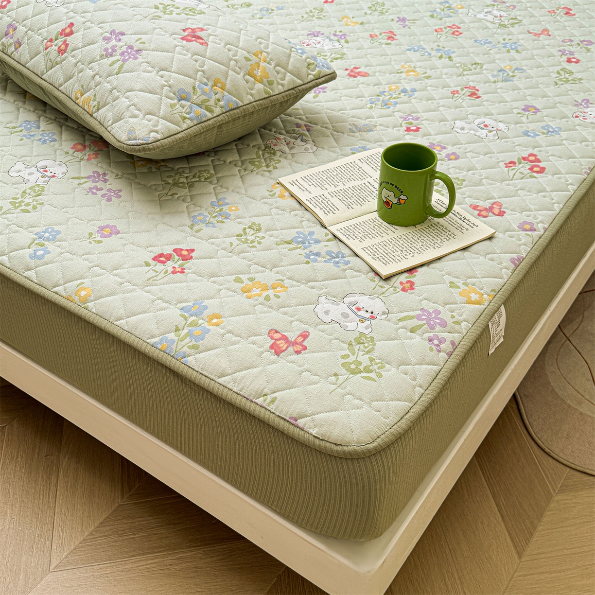 91家纺网 家纺一手货源 找家纺 雯豆家纺 2025新款复古风皱皱棉印花夹棉床笠三件套加厚床垫保护套 春日小狗