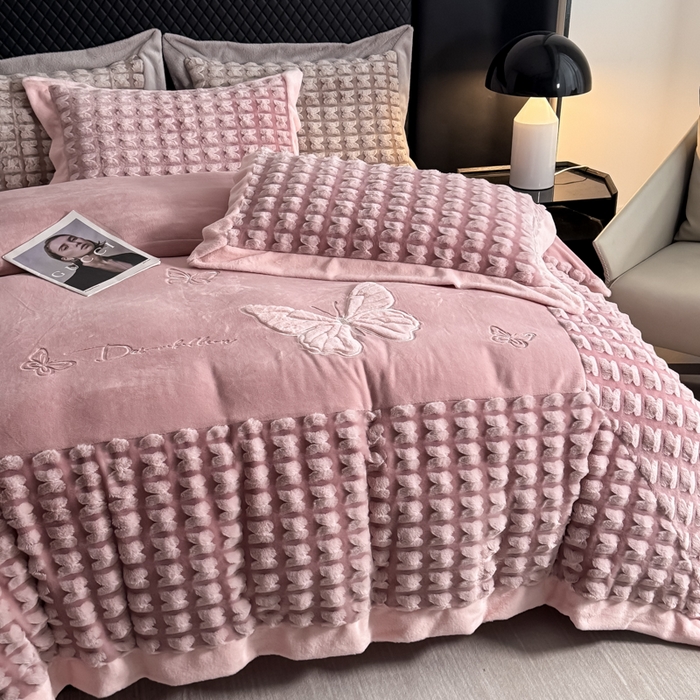 91家纺网 家纺一手货源 找家纺 保罗圣迪奥 2025新款350克剪花牛奶绒四件套-三拼角蝴蝶 三拼角蝴蝶-粉色