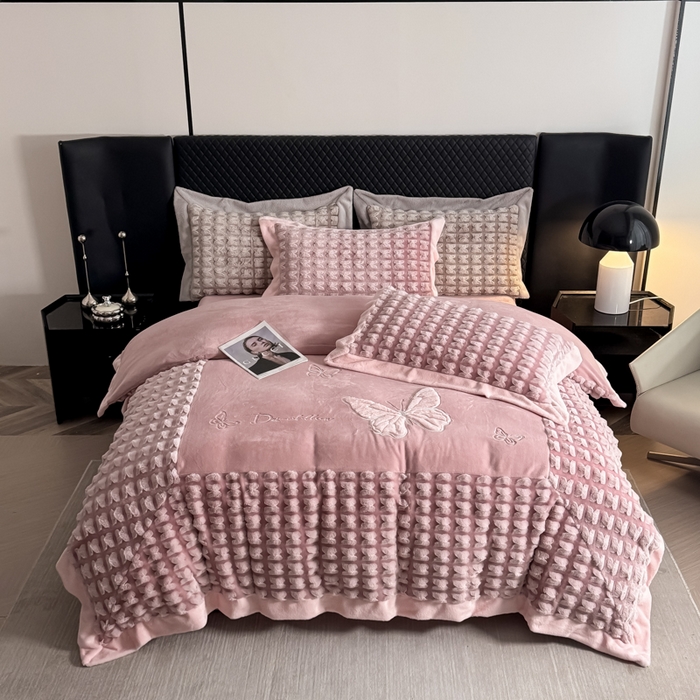 91家纺网 家纺一手货源 找家纺 保罗圣迪奥 2025新款350克剪花牛奶绒四件套-三拼角蝴蝶 三拼角蝴蝶-粉色
