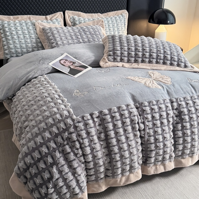 91家纺网 家纺一手货源 找家纺 保罗圣迪奥 2025新款350克剪花牛奶绒四件套-三拼角蝴蝶 三拼角蝴蝶-深灰