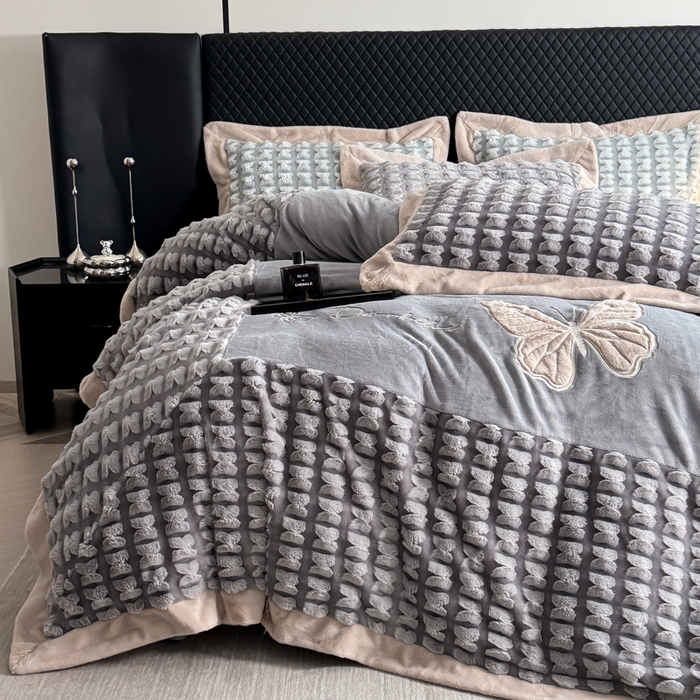 91家纺网 家纺一手货源 找家纺 保罗圣迪奥 2025新款350克剪花牛奶绒四件套-三拼角蝴蝶 三拼角蝴蝶-深灰