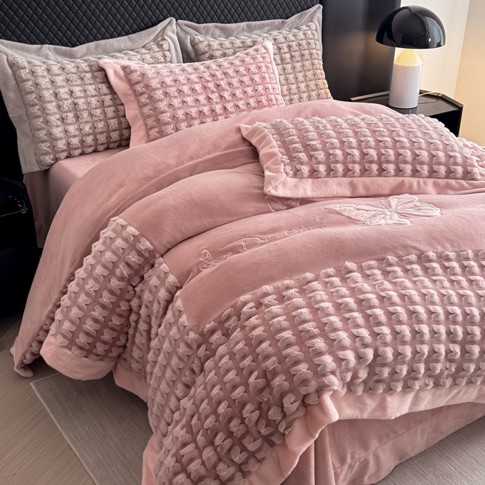 91家纺网 家纺一手货源 找家纺 保罗圣迪奥 2025新款350克剪花牛奶绒四件套-三拼角蝴蝶 三拼角蝴蝶-粉色