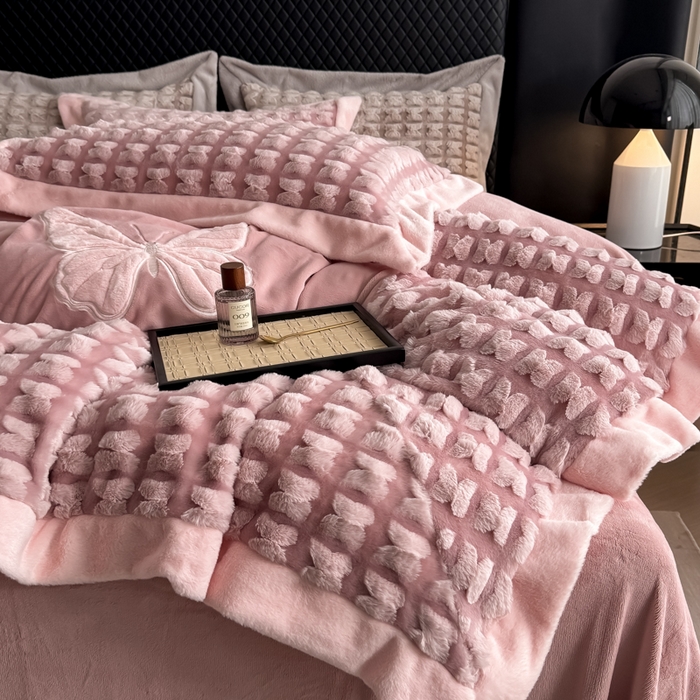 91家纺网 家纺一手货源 找家纺 保罗圣迪奥 2025新款350克剪花牛奶绒四件套-三拼角蝴蝶 三拼角蝴蝶-粉色