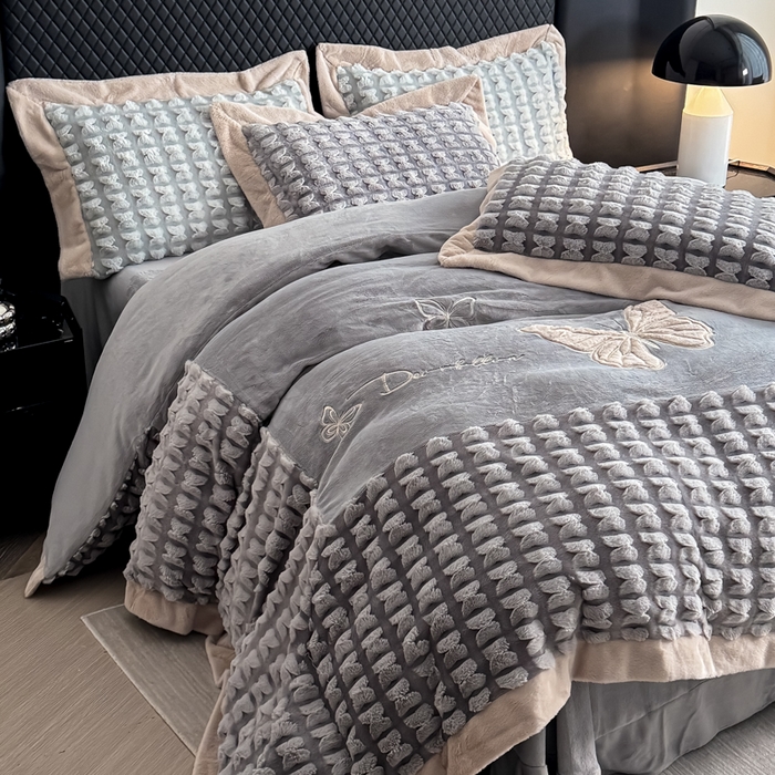 91家纺网 家纺一手货源 找家纺 保罗圣迪奥 2025新款350克剪花牛奶绒四件套-三拼角蝴蝶 三拼角蝴蝶-深灰