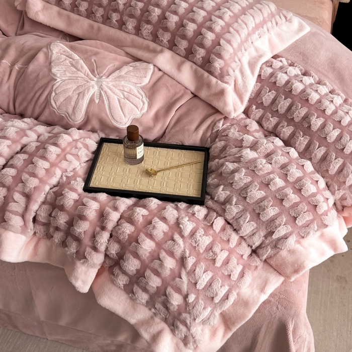 91家纺网 家纺一手货源 找家纺 保罗圣迪奥 2025新款350克剪花牛奶绒四件套-三拼角蝴蝶 三拼角蝴蝶-粉色