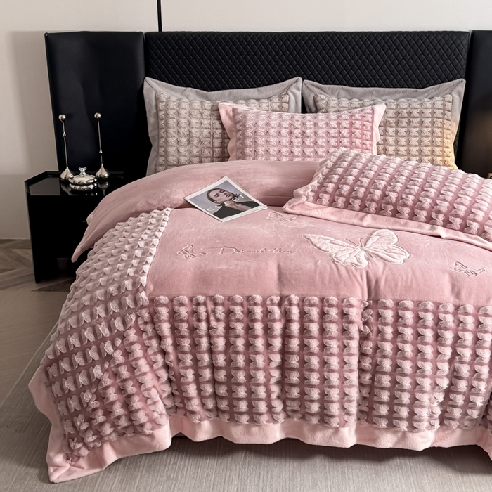 91家纺网 家纺一手货源 找家纺 保罗圣迪奥 2025新款350克剪花牛奶绒四件套-三拼角蝴蝶 三拼角蝴蝶-粉色