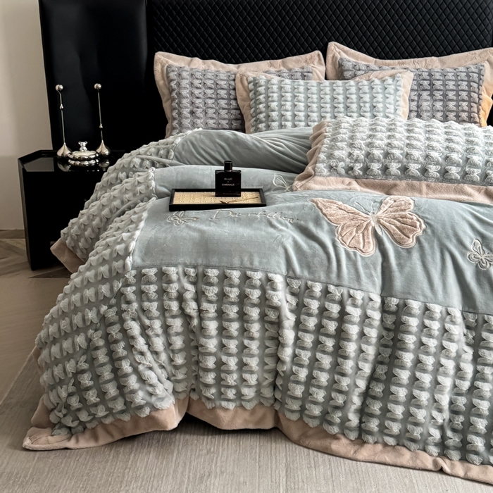 91家纺网 家纺一手货源 找家纺 保罗圣迪奥 2025新款350克剪花牛奶绒四件套-三拼角蝴蝶 三拼角蝴蝶-深绿