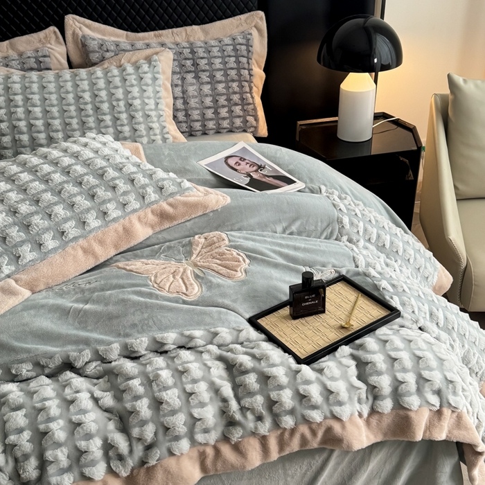 91家纺网 家纺一手货源 找家纺 保罗圣迪奥 2025新款350克剪花牛奶绒四件套-三拼角蝴蝶 三拼角蝴蝶-深绿