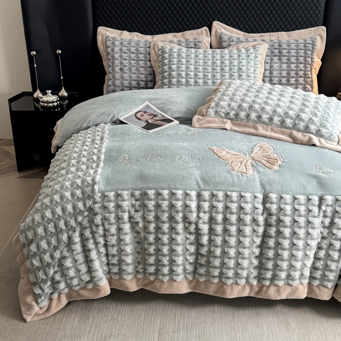 91家纺网 家纺一手货源 找家纺 保罗圣迪奥 2025新款350克剪花牛奶绒四件套-三拼角蝴蝶 三拼角蝴蝶-深绿