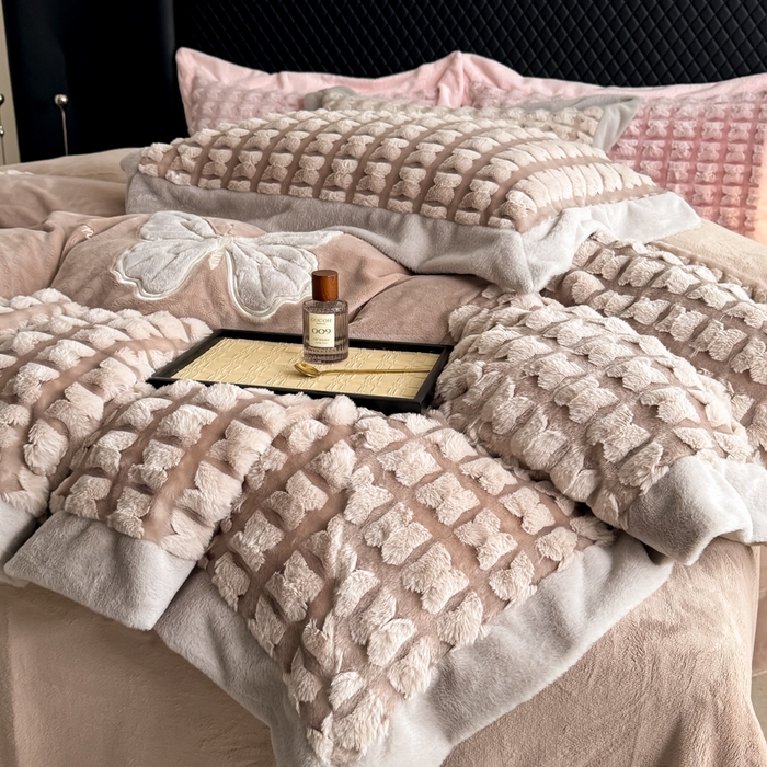 91家纺网 家纺一手货源 找家纺 保罗圣迪奥 2025新款350克剪花牛奶绒四件套-三拼角蝴蝶 三拼角蝴蝶-咖色