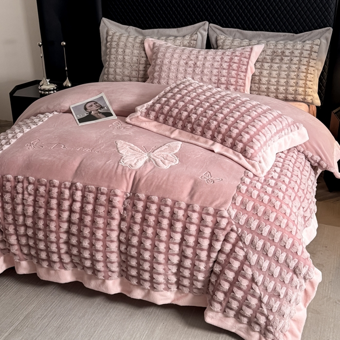 91家纺网 家纺一手货源 找家纺 保罗圣迪奥 2025新款350克剪花牛奶绒四件套-三拼角蝴蝶 三拼角蝴蝶-粉色