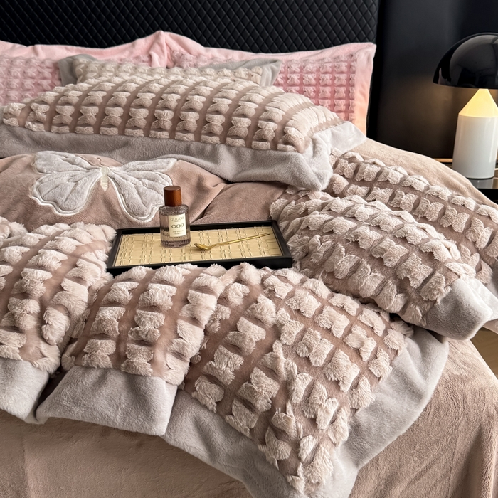 91家纺网 家纺一手货源 找家纺 保罗圣迪奥 2025新款350克剪花牛奶绒四件套-三拼角蝴蝶 三拼角蝴蝶-咖色