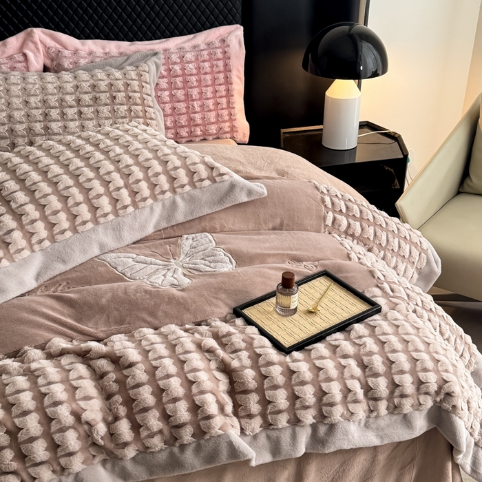 91家纺网 家纺一手货源 找家纺 保罗圣迪奥 2025新款350克剪花牛奶绒四件套-三拼角蝴蝶 三拼角蝴蝶-咖色