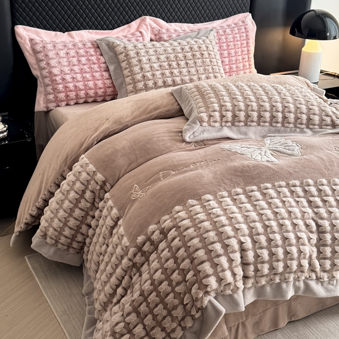 91家纺网 家纺一手货源 找家纺 保罗圣迪奥 2025新款350克剪花牛奶绒四件套-三拼角蝴蝶 三拼角蝴蝶-咖色