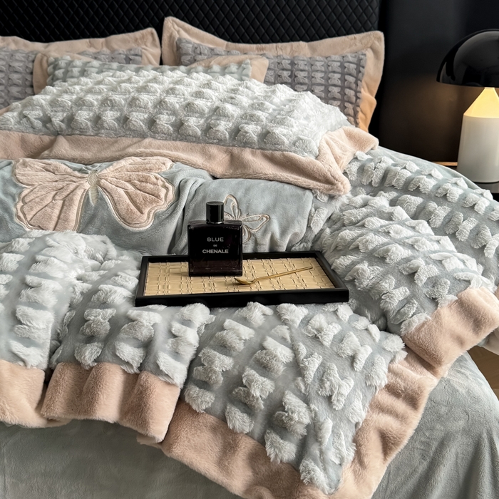 91家纺网 家纺一手货源 找家纺 保罗圣迪奥 2025新款350克剪花牛奶绒四件套-三拼角蝴蝶 三拼角蝴蝶-深绿