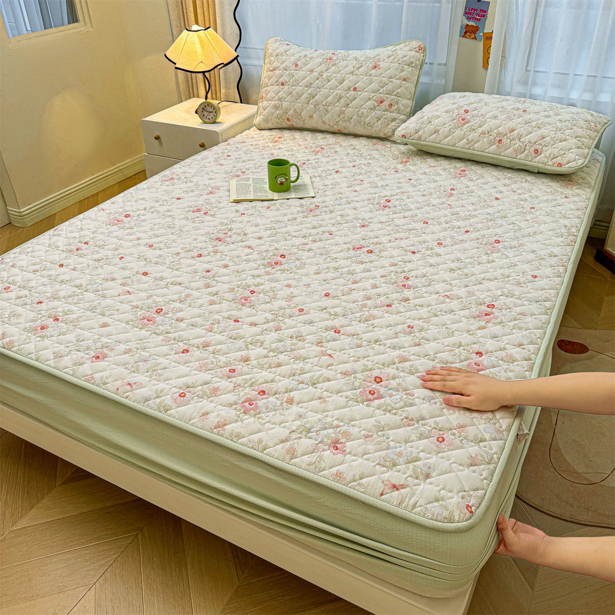 91家纺网 家纺一手货源 找家纺 雯豆家纺 2025新款复古风皱皱棉印花夹棉床笠三件套加厚床垫保护套 浪漫花语