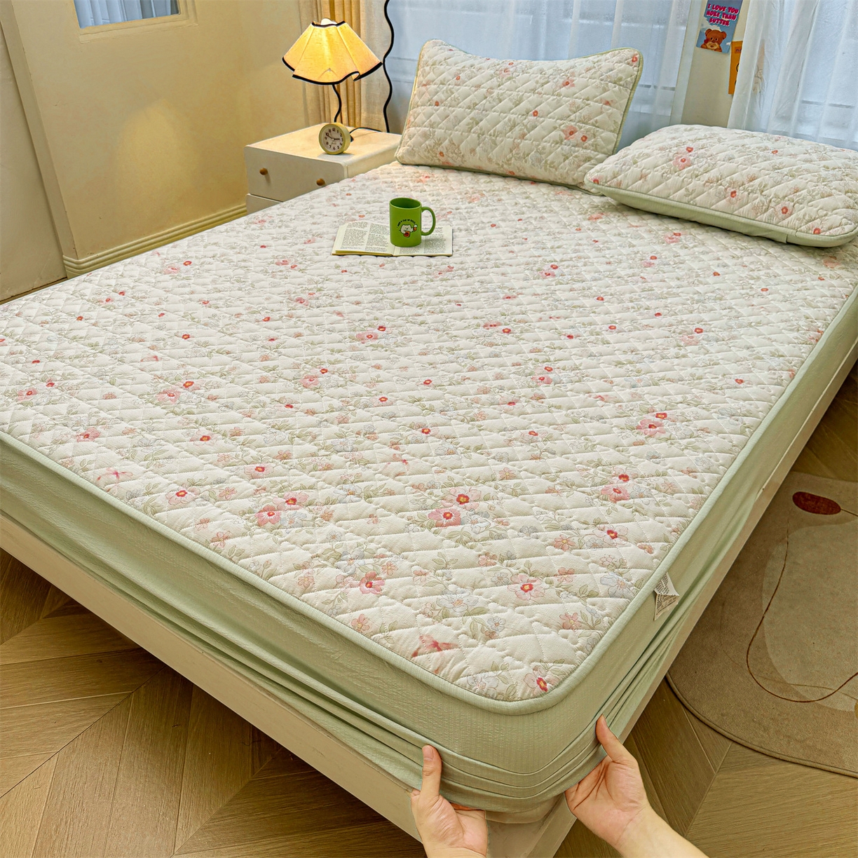 91家纺网 家纺一手货源 找家纺 雯豆家纺 2025新款复古风皱皱棉印花夹棉床笠三件套加厚床垫保护套 浪漫花语