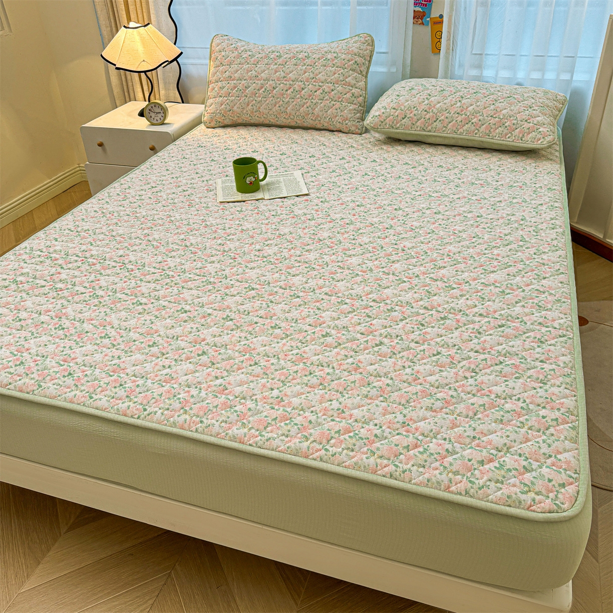 91家纺网 家纺一手货源 找家纺 雯豆家纺 2025新款复古风皱皱棉印花夹棉床笠三件套加厚床垫保护套 爱尔蓝