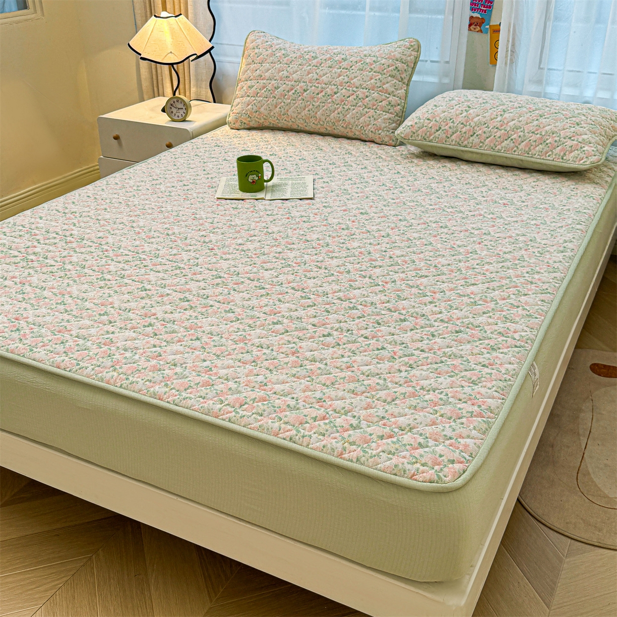 91家纺网 家纺一手货源 找家纺 雯豆家纺 2025新款复古风皱皱棉印花夹棉床笠三件套加厚床垫保护套 爱尔蓝