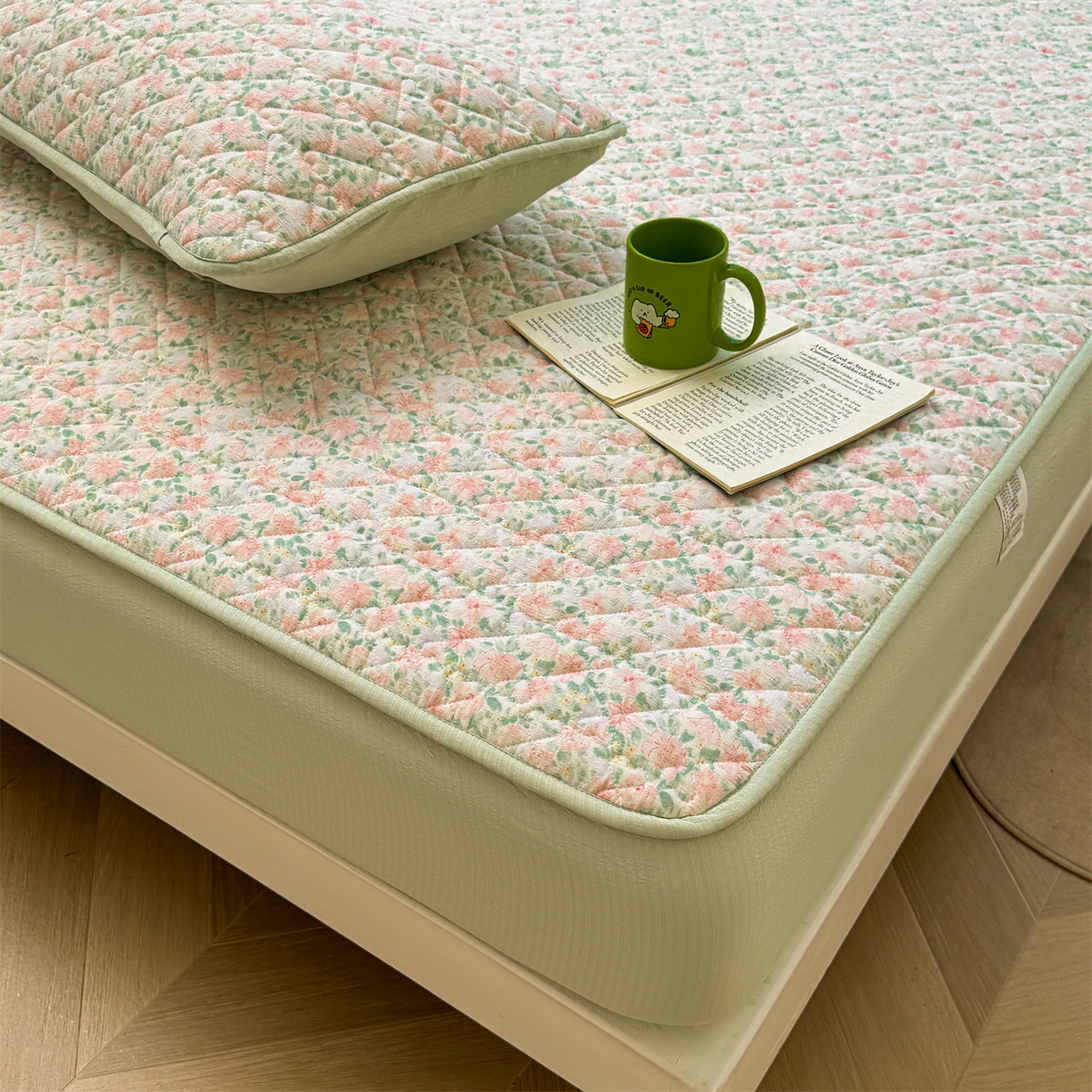 91家纺网 家纺一手货源 找家纺 雯豆家纺 2025新款复古风皱皱棉印花夹棉床笠三件套加厚床垫保护套 爱尔蓝