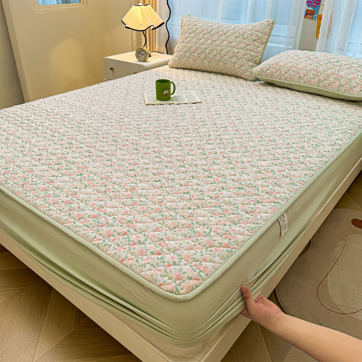 91家纺网 家纺一手货源 找家纺 雯豆家纺 2025新款复古风皱皱棉印花夹棉床笠三件套加厚床垫保护套 爱尔蓝