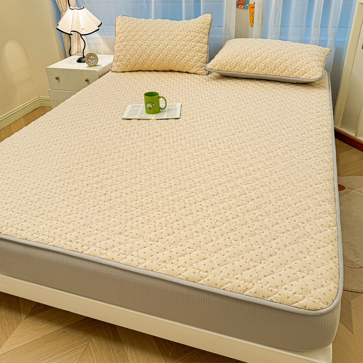 91家纺网 家纺一手货源 找家纺 雯豆家纺 2025新款复古风皱皱棉印花夹棉床笠三件套加厚床垫保护套 初心