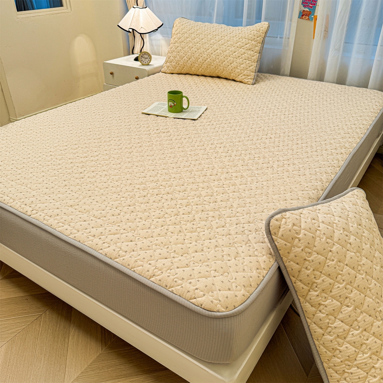 91家纺网 家纺一手货源 找家纺 雯豆家纺 2025新款复古风皱皱棉印花夹棉床笠三件套加厚床垫保护套 初心