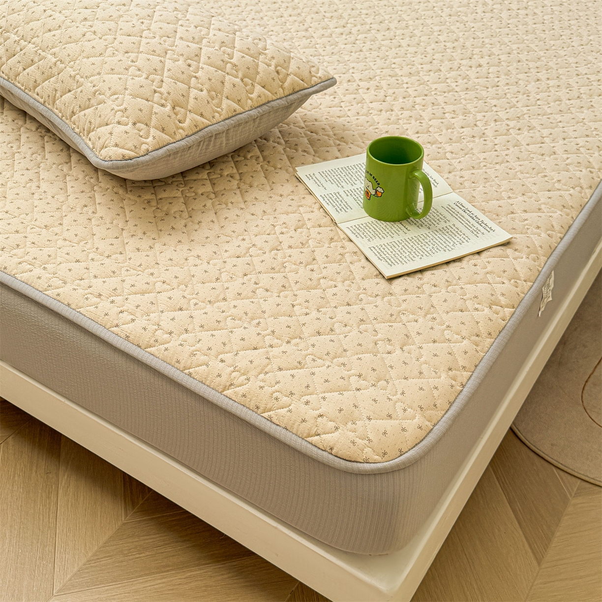 91家纺网 家纺一手货源 找家纺 雯豆家纺 2025新款复古风皱皱棉印花夹棉床笠三件套加厚床垫保护套 初心