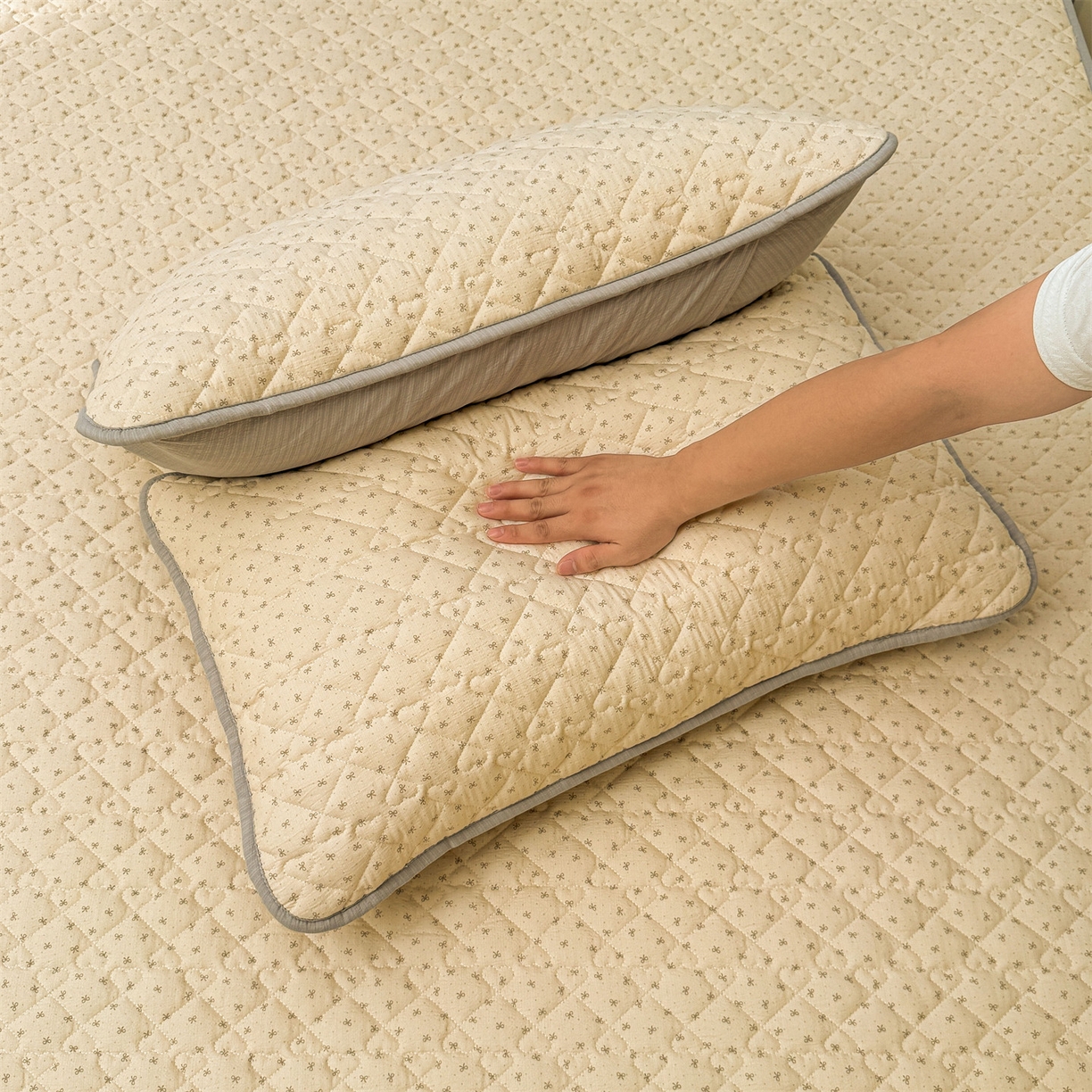 91家纺网 家纺一手货源 找家纺 雯豆家纺 2025新款复古风皱皱棉印花夹棉床笠三件套加厚床垫保护套 初心