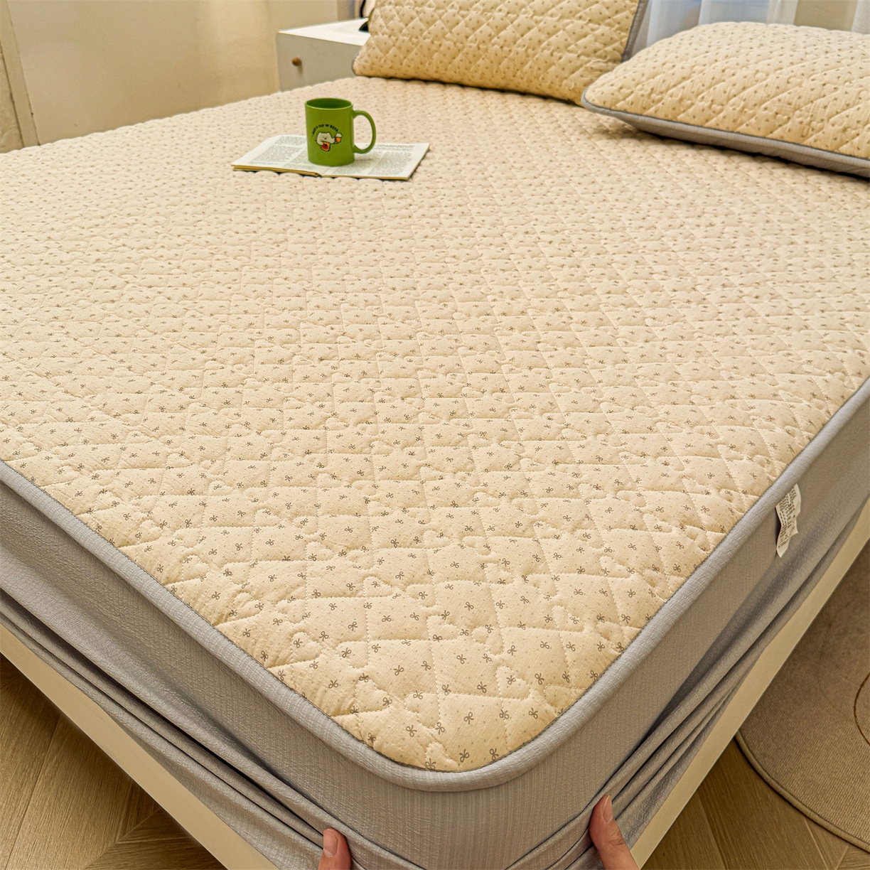 91家纺网 家纺一手货源 找家纺 雯豆家纺 2025新款复古风皱皱棉印花夹棉床笠三件套加厚床垫保护套 初心