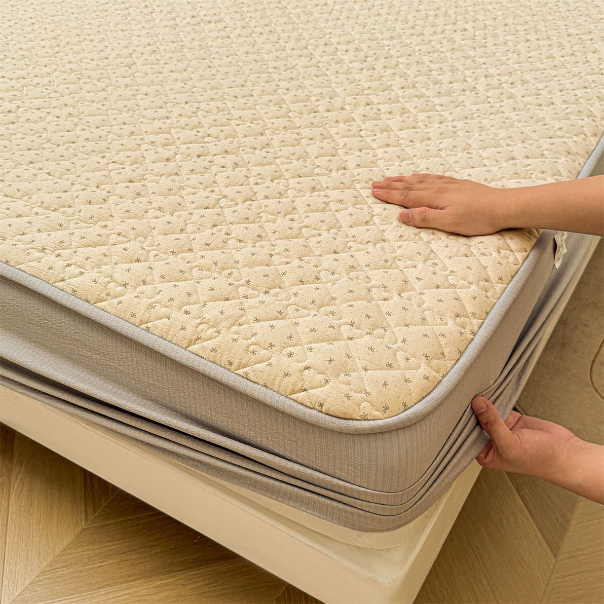 91家纺网 家纺一手货源 找家纺 雯豆家纺 2025新款复古风皱皱棉印花夹棉床笠三件套加厚床垫保护套 初心