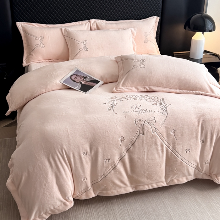 91家纺网 家纺一手货源 找家纺 保罗圣迪奥 2025新款230克全消光牛奶绒四件套-沐夏 沐夏-浅粉