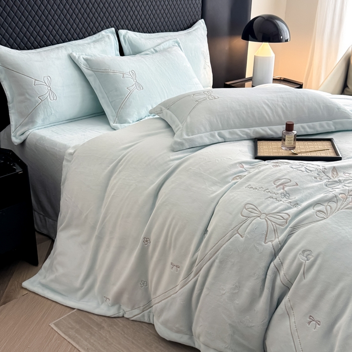 91家纺网 家纺一手货源 找家纺 保罗圣迪奥 2025新款230克全消光牛奶绒四件套-沐夏 沐夏-蓝色