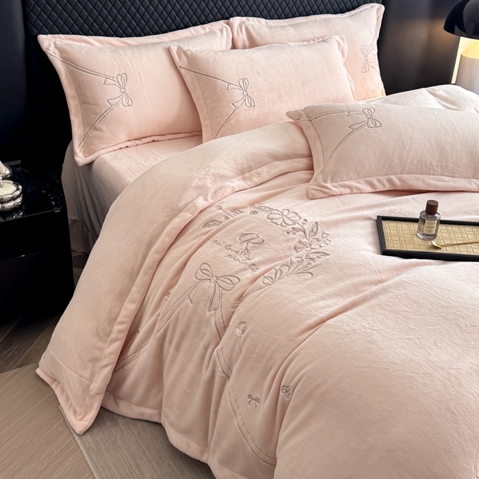 91家纺网 家纺一手货源 找家纺 保罗圣迪奥 2025新款230克全消光牛奶绒四件套-沐夏 沐夏-浅粉