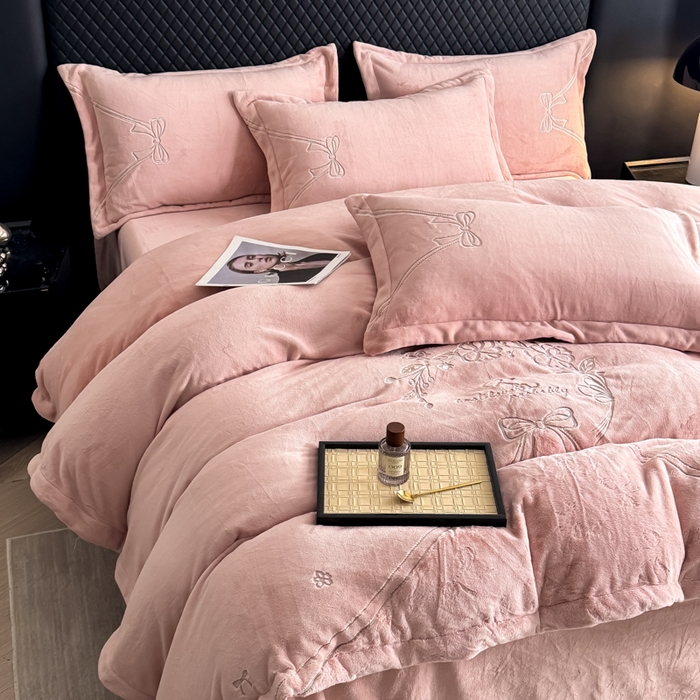 91家纺网 家纺一手货源 找家纺 保罗圣迪奥 2025新款230克全消光牛奶绒四件套-沐夏 沐夏-粉色