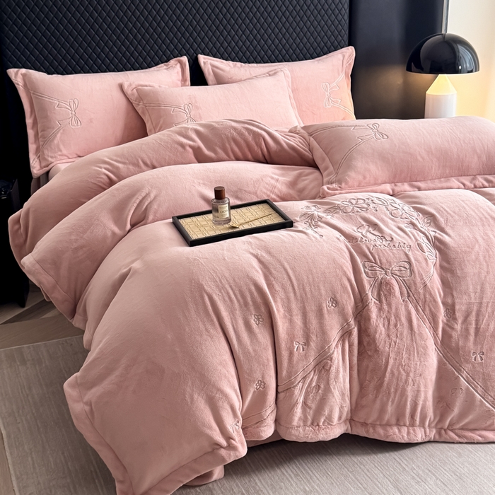 91家纺网 家纺一手货源 找家纺 保罗圣迪奥 2025新款230克全消光牛奶绒四件套-沐夏 沐夏-粉色