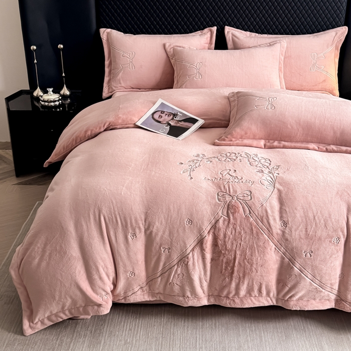 91家纺网 家纺一手货源 找家纺 保罗圣迪奥 2025新款230克全消光牛奶绒四件套-沐夏 沐夏-粉色