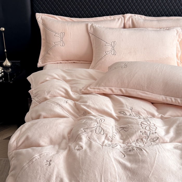 91家纺网 家纺一手货源 找家纺 保罗圣迪奥 2025新款230克全消光牛奶绒四件套-沐夏 沐夏-浅粉