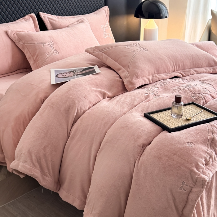 91家纺网 家纺一手货源 找家纺 保罗圣迪奥 2025新款230克全消光牛奶绒四件套-沐夏 沐夏-粉色