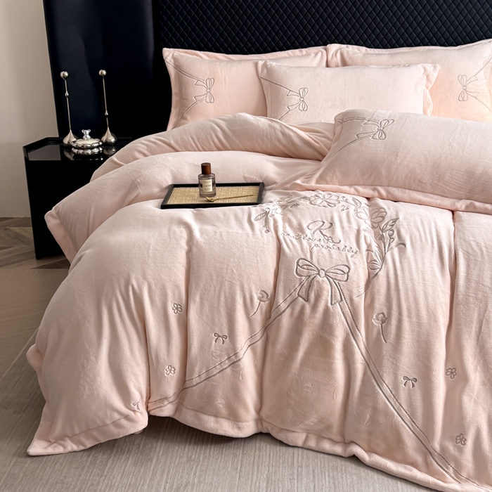 91家纺网 家纺一手货源 找家纺 保罗圣迪奥 2025新款230克全消光牛奶绒四件套-沐夏 沐夏-浅粉