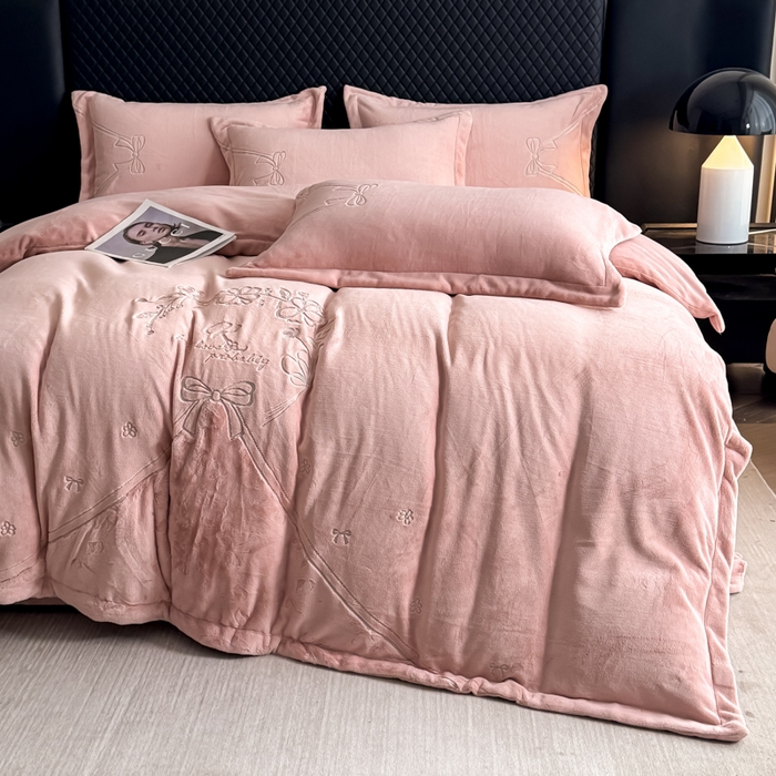 91家纺网 家纺一手货源 找家纺 保罗圣迪奥 2025新款230克全消光牛奶绒四件套-沐夏 沐夏-粉色