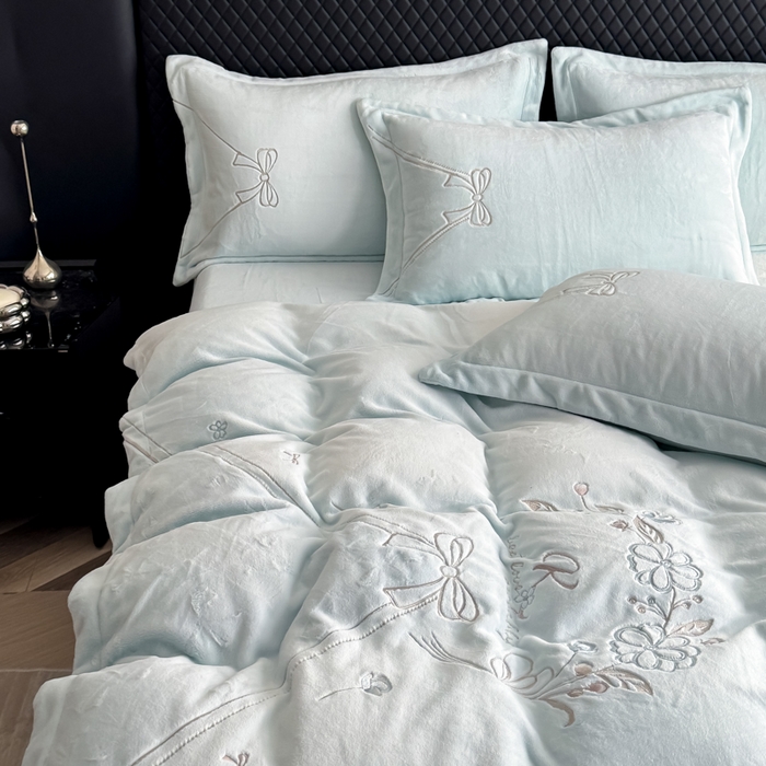 91家纺网 家纺一手货源 找家纺 保罗圣迪奥 2025新款230克全消光牛奶绒四件套-沐夏 沐夏-蓝色