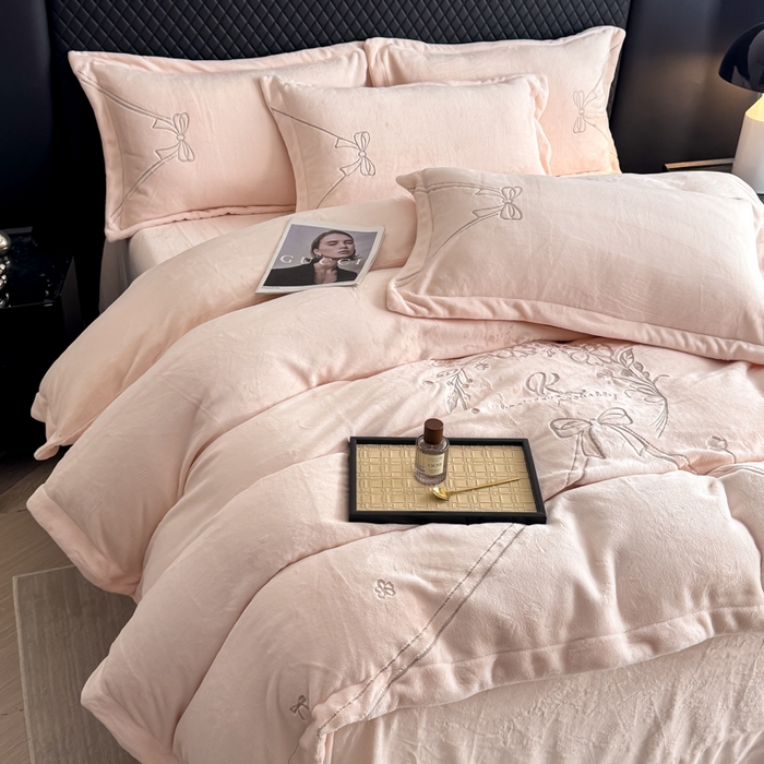 91家纺网 家纺一手货源 找家纺 保罗圣迪奥 2025新款230克全消光牛奶绒四件套-沐夏 沐夏-浅粉