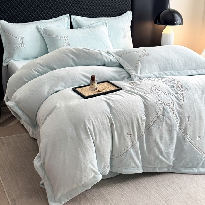 91家纺网 家纺一手货源 找家纺 保罗圣迪奥 2025新款230克全消光牛奶绒四件套-沐夏 沐夏-蓝色