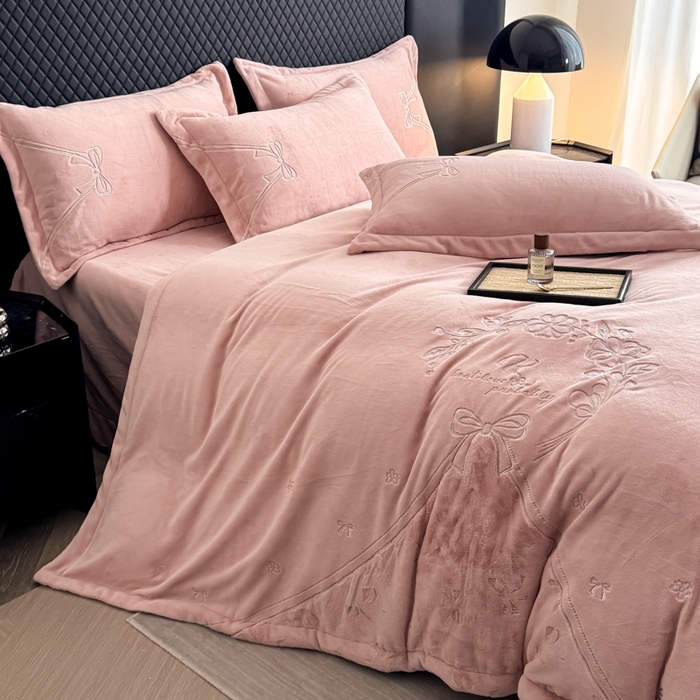 91家纺网 家纺一手货源 找家纺 保罗圣迪奥 2025新款230克全消光牛奶绒四件套-沐夏 沐夏-粉色