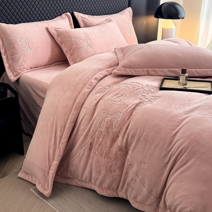 91家纺网 家纺一手货源 找家纺 保罗圣迪奥 2025新款230克全消光牛奶绒四件套-沐夏 沐夏-粉色