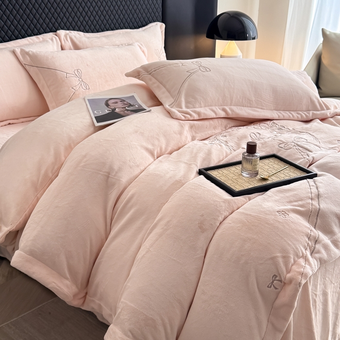 91家纺网 家纺一手货源 找家纺 保罗圣迪奥 2025新款230克全消光牛奶绒四件套-沐夏 沐夏-浅粉