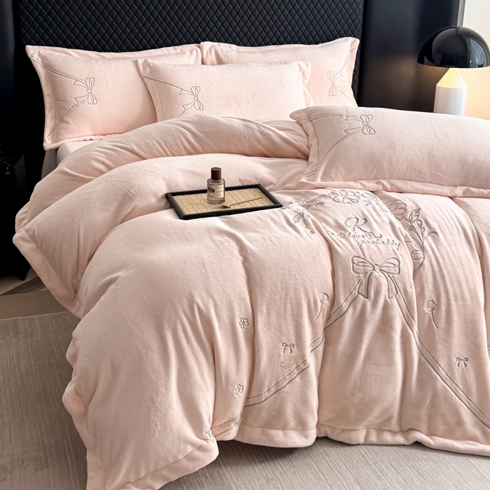 91家纺网 家纺一手货源 找家纺 保罗圣迪奥 2025新款230克全消光牛奶绒四件套-沐夏 沐夏-浅粉