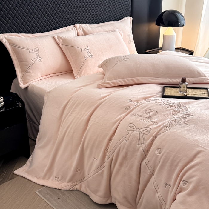 91家纺网 家纺一手货源 找家纺 保罗圣迪奥 2025新款230克全消光牛奶绒四件套-沐夏 沐夏-浅粉