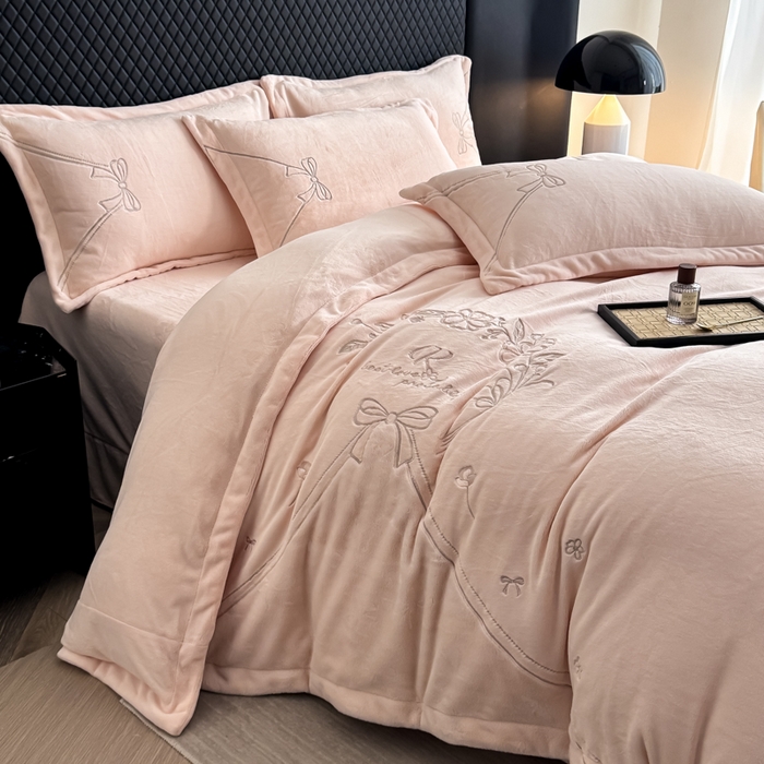 91家纺网 家纺一手货源 找家纺 保罗圣迪奥 2025新款230克全消光牛奶绒四件套-沐夏 沐夏-浅粉